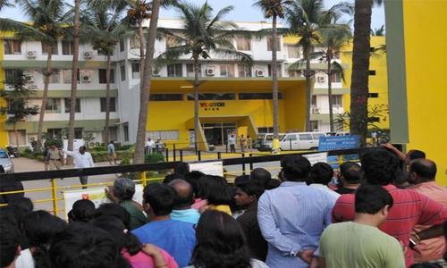 സ്കൂള് കെട്ടിടത്തിനുള്ളില് നിന്നും പിടികൂടിയ പുള്ളിപ്പുലി രക്ഷപ്പെട്ടു സ്കൂള് കെട്ടിടത്തിനുള്ളില് നിന്നും പിടികൂടിയ പുള്ളിപ്പുലി രക്ഷപ്പെട്ടു