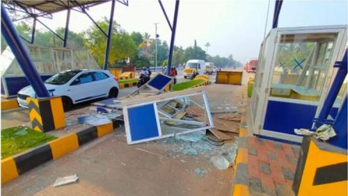 ഇന്നലെ ഉദ്ഘാടനം കഴിഞ്ഞ ആലപ്പുഴ ബൈപ്പാസിലെ ടോൾ ബൂത്ത് വാഹനം ഇടിച്ചു തകർന്നു ഇന്നലെ ഉദ്ഘാടനം കഴിഞ്ഞ ആലപ്പുഴ ബൈപ്പാസിലെ ടോൾ ബൂത്ത് വാഹനം ഇടിച്ചു തകർന്നു
