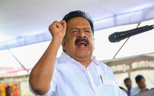 തെളിവുകള്‍ സഹിതമാണ് ആരോപണം, എ.കെ ബാലൻ കണ്ണടച്ച് ഇരുട്ടാക്കുന്നു; ചെന്നിത്തല