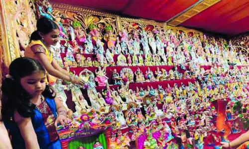 അഗ്രഹാ­ര തെ­രു­വീ­ഥി­കളിൽ­ ഭക്തി­ നി­റച്ച് ബൊ­മ്മക്കൊ­ലു­