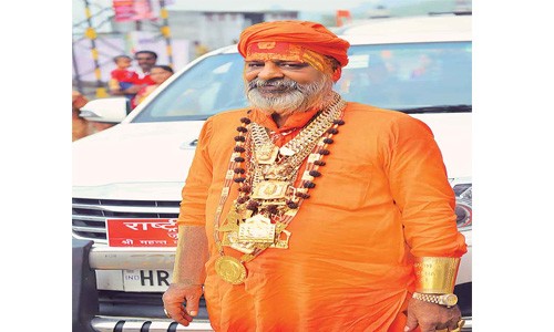 കുംഭമേളയില് വ്യത്യസ്തനായ 'ഗോള്ഡണ് ബാബ' കുംഭമേളയില് വ്യത്യസ്തനായ 'ഗോള്ഡണ് ബാബ'