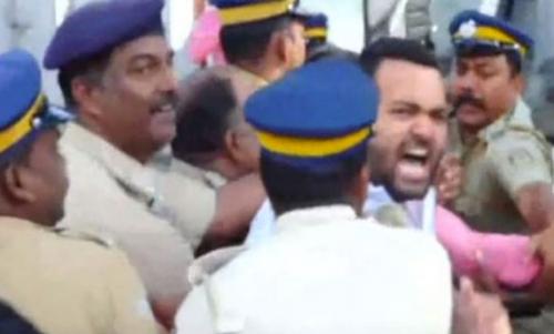 കേരള ബജറ്റ്; മുഖ്യമന്ത്രിക്കെതിരെ യൂത്ത് കോൺഗ്രസിന്റെ കരിങ്കൊടി പ്രതിഷേധം കേരള ബജറ്റ്; മുഖ്യമന്ത്രിക്കെതിരെ യൂത്ത് കോൺഗ്രസിന്റെ കരിങ്കൊടി പ്രതിഷേധം