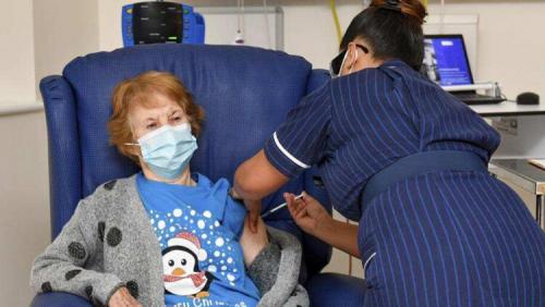 വാക്സിൻ വിതരണത്തിന് തുടക്കം കുറിച്ച് ബ്രിട്ടൺ; ആദ്യ വാക്സിൻ സ്വീകരിച്ച് ചരിത്രത്തിൽ ഇടം നേടി 90കാരി