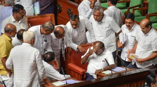 കർണാടകയിൽ എം.എല്‍.എമാര്‍ക്കെല്ലാം വിപ്പ് ബാധകമെന്ന് സ്പീക്കര്‍ 
