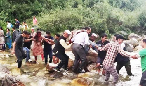 കുളുവിൽ കൊക്കയിലേക്കു ബസ് മറിഞ്ഞ് 42 മരണം:  മുപ്പതിലധികം പേർക്ക് പരിക്ക്