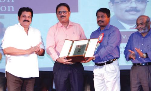 കർ‍മ്മമേ­ഖലകളിൽ‍ വ്യക്തി­മു­ദ്ര പതി­പ്പി­ച്ച്  ഡോ. എ.വി­ അനൂപ് 