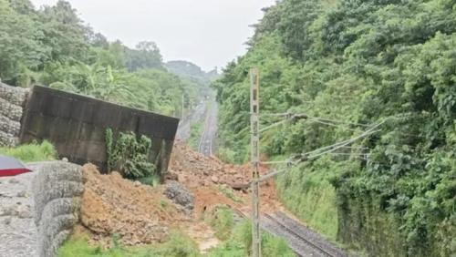 കനത്ത മഴയിൽ മണ്ണിടിച്ചിൽ: കൊങ്കൺ പാതയിൽ ട്രെയിൻ ഗതാഗതം തടസ്സപ്പെട്ടു കനത്ത മഴയിൽ മണ്ണിടിച്ചിൽ: കൊങ്കൺ പാതയിൽ ട്രെയിൻ ഗതാഗതം തടസ്സപ്പെട്ടു