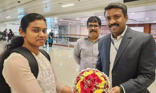 ഇറാന് പിടിച്ചെടുത്ത ഇസ്രായേലുമായി ബന്ധമുള്ള കപ്പലിലെ മലയാളി ജീവനക്കാരി കൊച്ചിയിലെത്തി ഇറാന് പിടിച്ചെടുത്ത ഇസ്രായേലുമായി ബന്ധമുള്ള കപ്പലിലെ മലയാളി ജീവനക്കാരി കൊച്ചിയിലെത്തി