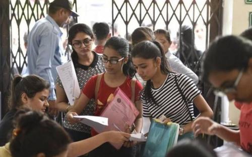 പ്ലസ് വണ് പ്രവേശനം; ആദ്യ അലോട്ട്മെന്റ് പ്രസിദ്ധീകരിച്ചു, രാവിലെ 11 മണി മുതൽ പ്രവേശനം പ്ലസ് വണ് പ്രവേശനം; ആദ്യ അലോട്ട്മെന്റ് പ്രസിദ്ധീകരിച്ചു, രാവിലെ 11 മണി മുതൽ പ്രവേശനം