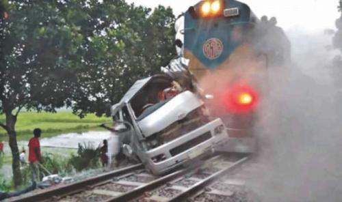 ബംഗ്ലാദേശിൽ ട്രെയിന്‍ മിനി ബസിൽ‍ ഇടിച്ച് 11 മരണം