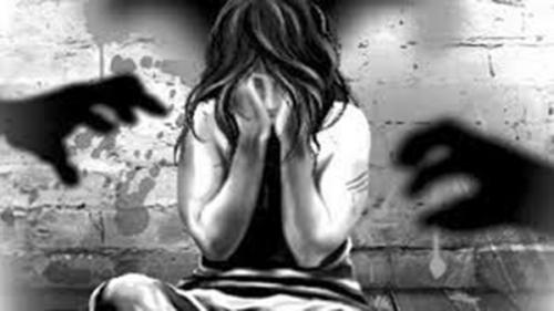 സഹോദരന്‍റെ കസ്റ്റഡി മരണത്തിന് സാക്ഷിയായ ദലിത് യുവതിയെ പോലീസുകാര്‍ കൂട്ട മാനഭംഗത്താതിനിരയാക്കിയതായി പരാതി