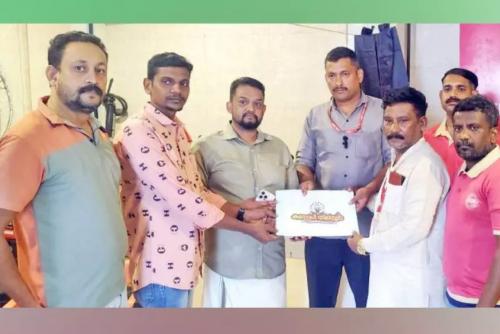 ബഹ്റൈനിലെ കനോലി നിലമ്പൂർ കൂട്ടായ്മയിലെ അംഗങ്ങൾ സമാഹരിച്ച തുക എമർജൻസി റെസ്ക്യൂ ഫോഴ്സിന് കൈമാറി