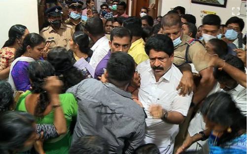കത്ത് വിവാദം: കോർപ്പറേഷനുള്ളിൽ സിപിഎം ബിജെപി പ്രവർത്തകർ തമ്മിൽ സംഘർഷം കത്ത് വിവാദം: കോർപ്പറേഷനുള്ളിൽ സിപിഎം ബിജെപി പ്രവർത്തകർ തമ്മിൽ സംഘർഷം