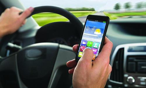 ഡ്രൈ­വിംഗി­നി­ടെ­ മൊ­ബൈ­ൽ­ ഫോൺ ഉപയോ­ഗി­ക്കു­ന്നവരെ­ പി­ടി­ക്കാൻ ക്യാ­മറ