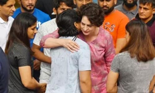 ഗുസ്തി താരങ്ങൾക്ക് പിന്തുണയുമായി കോൺഗ്രസ് നേതാവ് പ്രിയങ്ക ഗാന്ധി ജന്തർ മന്തറിൽ ഗുസ്തി താരങ്ങൾക്ക് പിന്തുണയുമായി കോൺഗ്രസ് നേതാവ് പ്രിയങ്ക ഗാന്ധി ജന്തർ മന്തറിൽ
