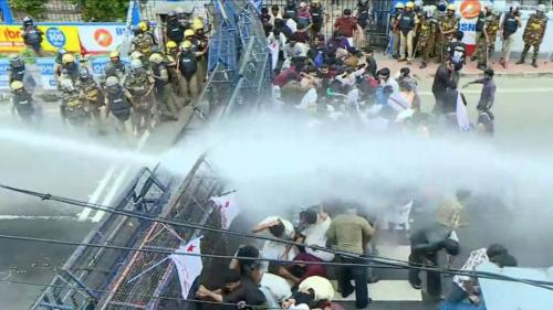 സെക്രട്ടേറിയറ്റിലേക്ക് എസ്എഫ്ഐ മാർച്ച്; ജലപീരങ്കി പ്രയോഗിച്ച് പോലീസ്, വൻ സംഘർഷം