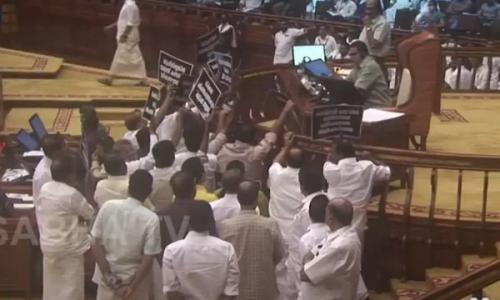 നിയമസഭയിലെ കയ്യാങ്കളിയിൽ ഭരണ−പ്രതിപക്ഷ എംഎൽഎമാർക്കെതിരെ കേസ് നിയമസഭയിലെ കയ്യാങ്കളിയിൽ ഭരണ−പ്രതിപക്ഷ എംഎൽഎമാർക്കെതിരെ കേസ്
