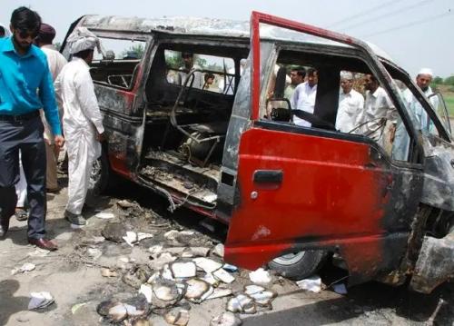 പാകിസ്താനിൽ ബസ്സും വാനും കൂട്ടിയിടിച്ച് വൻ അപകടം; അത്‌ലറ്റുകളടക്കം 15 മരണം