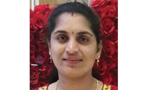 ഷാർജയിൽ ഒാടിക്കൊണ്ടിരുന്ന കാറിൽ  നിന്ന് തെറിച്ചു വീണ് മലയാളി യുവതി മരിച്ചു