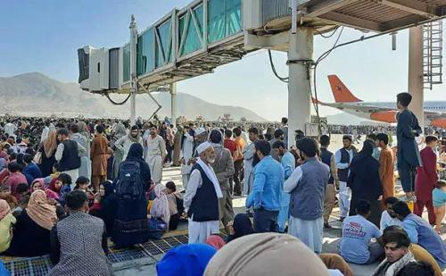 കാബൂൾ വിമാനത്താവളം പൂർണ്ണമായി അടച്ചു; അഫ്ഗാൻ വ്യോമമേഖല ഒഴിവാക്കി അന്താരാഷ്ട്ര വിമാനങ്ങള്‍