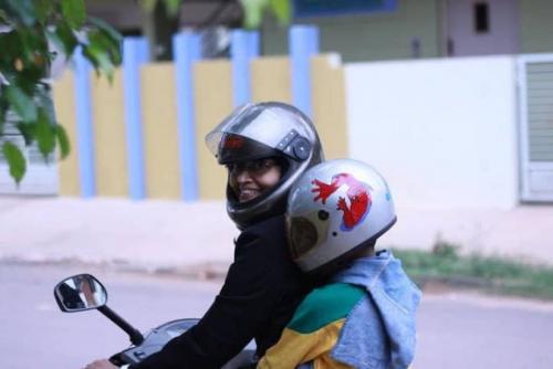 ഇരുചക്ര വാഹനത്തില് കുട്ടികൾക്ക് ഹെൽമെറ്റ് നിർബന്ധം; പുതിയ നിയമവുമായി കേന്ദ്രം ഇരുചക്ര വാഹനത്തില് കുട്ടികൾക്ക് ഹെൽമെറ്റ് നിർബന്ധം; പുതിയ നിയമവുമായി കേന്ദ്രം