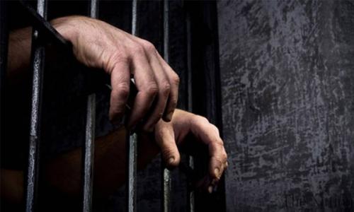 വ്യാ­ജ ഔദ്യോ­ഗി­ക രേ­ഖകൾ നി­ർ­മ്മി­ച്ച കസ്റ്റംസ് ഓഫീ­സർ­ക്ക് ജയിൽ ശി­ക്ഷ