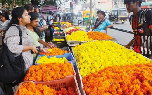കൊച്ചിയിൽ ഓണത്തെ വരവേറ്റ് പൂവിപണി സജീവമായി: ചെണ്ടുമല്ലിക്കും മുല്ലപ്പൂവിനും വില കുത്തനെ കൂട്ടി, അത്തം അടുത്തതോടെ വൻ തിരക്ക്