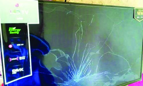 വിമാനത്താവളത്തില്‍ ബാഗേജുകള്‍ വലിച്ചെറിയുന്നു