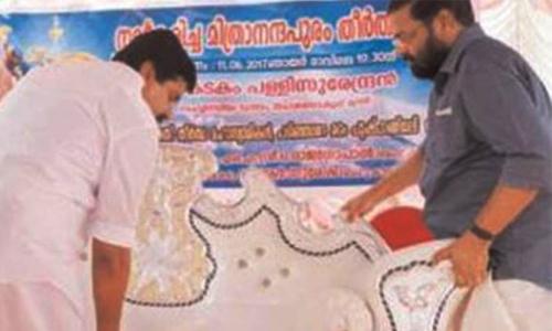 സ്റ്റേജില്‍ 'സിംഹാസനം' വേണ്ടെന്ന് മന്ത്രി കടകംപള്ളി ; സ്വാമി പരുപാടിയിൽ പങ്കെടുക്കാതെ മടങ്ങി 