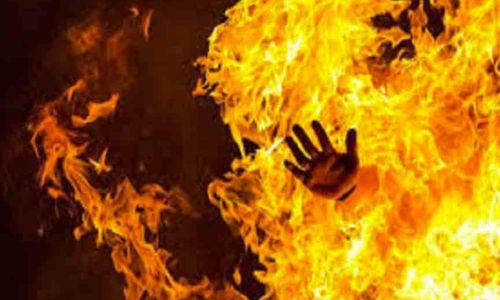 പത്തനാപുരത്ത് ഭാര്യയെയും കുഞ്ഞിനെയും വെട്ടി വെട്ടിപ്പരിക്കേൽപ്പിച്ച് യുവാവ് തീകൊളുത്തി ആത്മഹത്യ ചെയ്തു പത്തനാപുരത്ത് ഭാര്യയെയും കുഞ്ഞിനെയും വെട്ടി വെട്ടിപ്പരിക്കേൽപ്പിച്ച് യുവാവ് തീകൊളുത്തി ആത്മഹത്യ ചെയ്തു