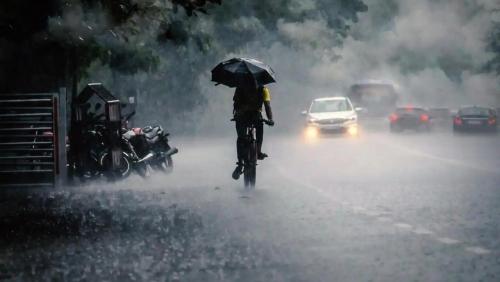 തെക്കൻ കർണാടകക്ക് മുകളിൽ ചക്രവാതചുഴി; കേരളത്തിൽ മഴ കനക്കും തെക്കൻ കർണാടകക്ക് മുകളിൽ ചക്രവാതചുഴി; കേരളത്തിൽ മഴ കനക്കും