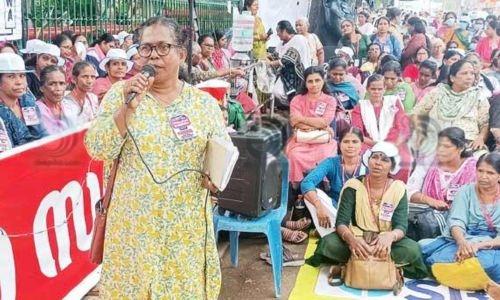 സെക്രട്ടറിയേറ്റ് ഉപരോധിച്ച് ആശ വര്ക്കർമാർ; റോഡില് കിടന്നും പ്രതിഷേധം സെക്രട്ടറിയേറ്റ് ഉപരോധിച്ച് ആശ വര്ക്കർമാർ; റോഡില് കിടന്നും പ്രതിഷേധം