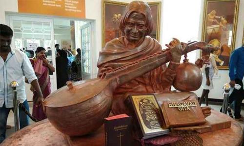 ക​ലാ​​​​­​​​​മി​​​​­​​​​ന്റെ­ പ്രതി­മയ്ക്കരി­കിൽ ഗീ​​​​­​​​​ത : വി​​​​­​​​​വാ​​​​­​​​​ദം മു​​​​­​​​​റു​​​​­​​​​കു​​​​­​​​​ന്നു­