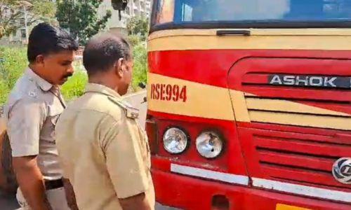 കോട്ടയത്ത് സ്ത്രീകൾ കെഎസ്ആർടിസി ബസിന്റെ ഹെഡ്ലൈറ്റ് അടിച്ചു തകർത്തു കോട്ടയത്ത് സ്ത്രീകൾ കെഎസ്ആർടിസി ബസിന്റെ ഹെഡ്ലൈറ്റ് അടിച്ചു തകർത്തു