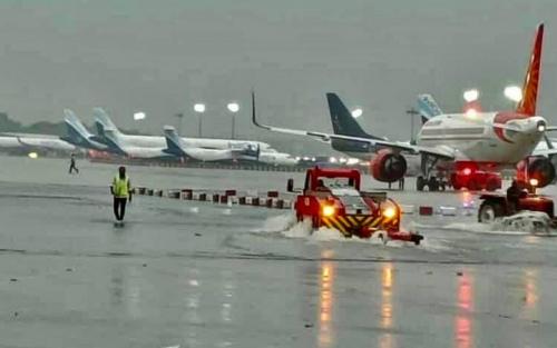 കനത്ത മഴ; ചെന്നൈയിൽ വിമാനങ്ങൾ റദ്ദാക്കി കനത്ത മഴ; ചെന്നൈയിൽ വിമാനങ്ങൾ റദ്ദാക്കി