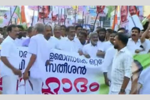 വി.ഡി. സതീശൻ അനുകൂലികൾ തെരുവിൽ; കെ.സി. വേണുഗോപാലിന്റെ ഫ്ലക്സുകൾ നശിപ്പിച്ചു
