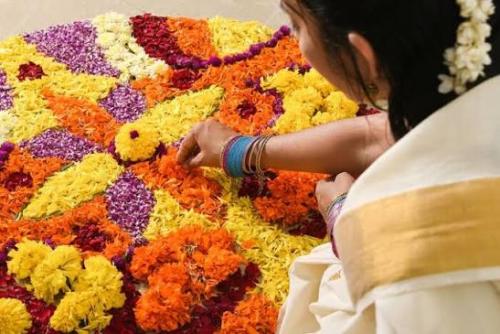 ഐശ്വര്യത്തിന്റെയും സമൃദ്ധിയുടെയും പ്രഭയിൽ മലയാളിക്ക് ഇന്ന് പൊന്നോണം