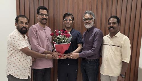 ജീവകാരുണ്യ പ്രവർത്തനങ്ങൾക്ക് ആദരം; പമ്പാവാസൻ നായരെ വടകര സഹൃദയവേദി അനുമോദിച്ചു