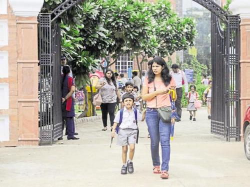 സ്‌കൂൾ പ്രവേ­ശനത്തിന് നെ­ട്ടോ­ട്ടമോ­ടി­ രക്ഷി­താ­ക്കൾ