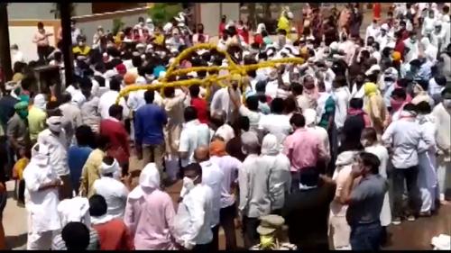 മധ്യപ്രദേശില്‍ ആത്മീയ നേതാവിന്‍റെ ശവസംസ്‌കാര ചടങ്ങില്‍ പങ്കെടുത്തത് മുഖ്യമന്ത്രി ഉള്‍പ്പടെ നൂറുകണക്കിനാളുകള്‍