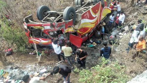 ഇൻഡോറിൽ ബസ് അപകടം; അഞ്ച് പേർ മരിച്ചു ഇൻഡോറിൽ ബസ് അപകടം; അഞ്ച് പേർ മരിച്ചു