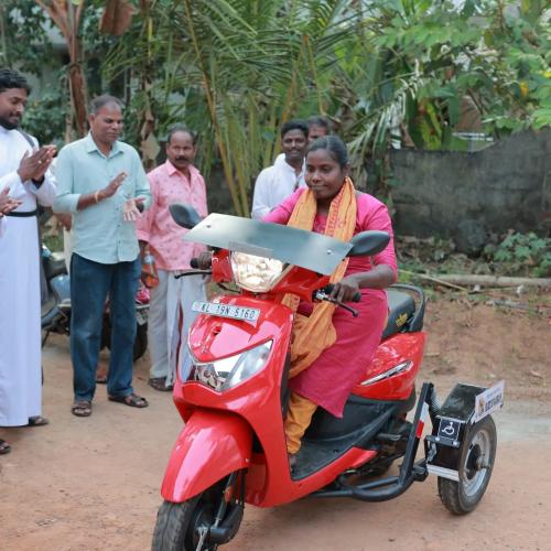 ശരീരം ഭാഗീകം ആയി തളർന്ന യുവതിക്കു മുചക്ര വാഹനം കൈമാറി ബീറ്റ്‌സ് ഓഫ് ബഹ്‌റൈൻ