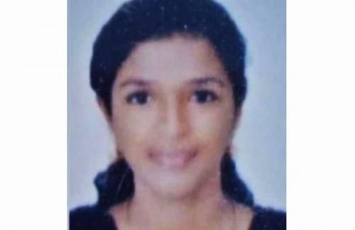 സെൽഫി’യെടുക്കുന്നതിനിടെ കിണറ്റിൽവീണ യുവതി മരിച്ചു സെൽഫി’യെടുക്കുന്നതിനിടെ കിണറ്റിൽവീണ യുവതി മരിച്ചു