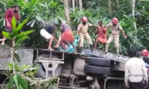 ശബരിമല തീര്ത്ഥാടകര് സഞ്ചരിച്ച ബസ് കൊക്കയിലേക്ക് മറിഞ്ഞു; ഡ്രൈവറുടെ നില അതീവ ഗുരുതരം ശബരിമല തീര്ത്ഥാടകര് സഞ്ചരിച്ച ബസ് കൊക്കയിലേക്ക് മറിഞ്ഞു; ഡ്രൈവറുടെ നില അതീവ ഗുരുതരം