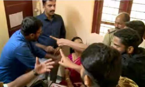 ഇംഗ്ലീഷ് മീഡിയം ഡിവിഷന് നിര്ത്തലാക്കി; അടിമാലിയിലെ സ്കൂളില് രക്ഷിതാക്കളുടെ പ്രതിഷേധം ഇംഗ്ലീഷ് മീഡിയം ഡിവിഷന് നിര്ത്തലാക്കി; അടിമാലിയിലെ സ്കൂളില് രക്ഷിതാക്കളുടെ പ്രതിഷേധം