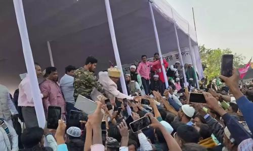 ഇഷ്ടികകളുമായി ആയിരങ്ങൾ; ബംഗാളിൽ 'ബാബരി മസ്ജിദി'ന് തറക്കല്ലിട്ടു