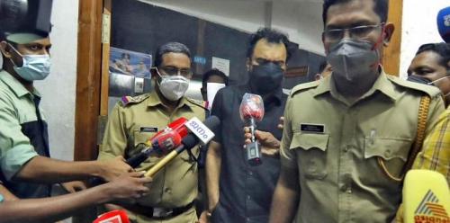പുരാവസ്തു തട്ടിപ്പിലെ കള്ളപ്പണ ഇടപാട്: മോന്സണ് മാവുങ്കലിനെ ഇ ഡി ചോദ്യം ചെയ്തു പുരാവസ്തു തട്ടിപ്പിലെ കള്ളപ്പണ ഇടപാട്: മോന്സണ് മാവുങ്കലിനെ ഇ ഡി ചോദ്യം ചെയ്തു