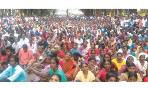 ഓഖി­ : രാ­ജ്ഭവൻ മാ­ർ‍­ച്ചിൽ‍ പ്രതി­ഷേ­ധം ഇരന്പി­
