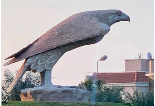 മുഹറഖ് വിമാനത്താവള റോഡിലെ ഫാൽക്കൺ സ്മാരകം നിലനിർത്താൻ മുനിസിപ്പൽ കൗൺസിൽ തീരുമാനം