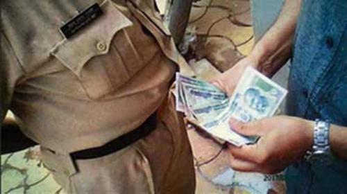 5000 രൂപ കൈക്കൂലി വാങ്ങിയ എ.എസ്.ഐക്ക് രണ്ട് വര്ഷം തടവും പിഴയും 5000 രൂപ കൈക്കൂലി വാങ്ങിയ എ.എസ്.ഐക്ക് രണ്ട് വര്ഷം തടവും പിഴയും